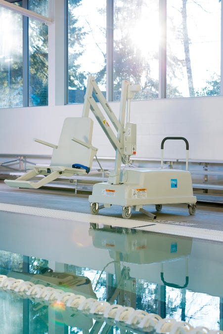 Close-up image of PAL2 Portable ADA Free-Standing Pool Lift
